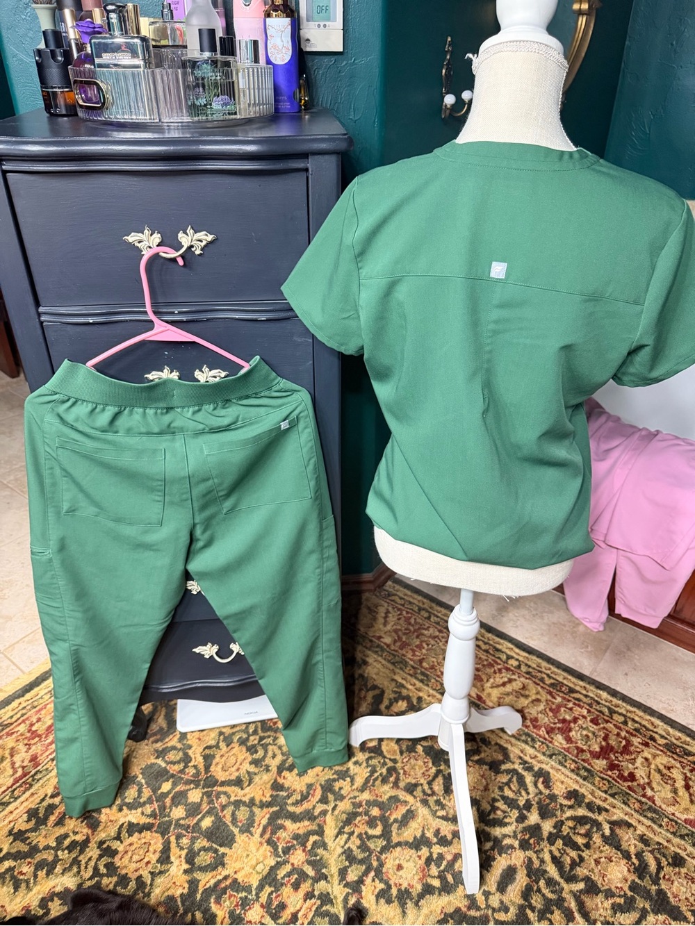 Fabletics forest green scrub set size small - Picture 2 of 3